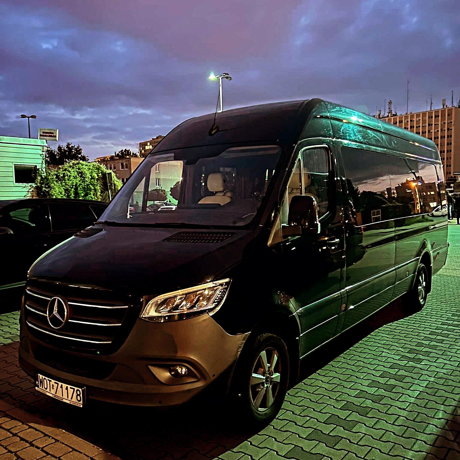 Czarny Mercedes-Benz Sprinter VIP o zmierzchu — transport premium