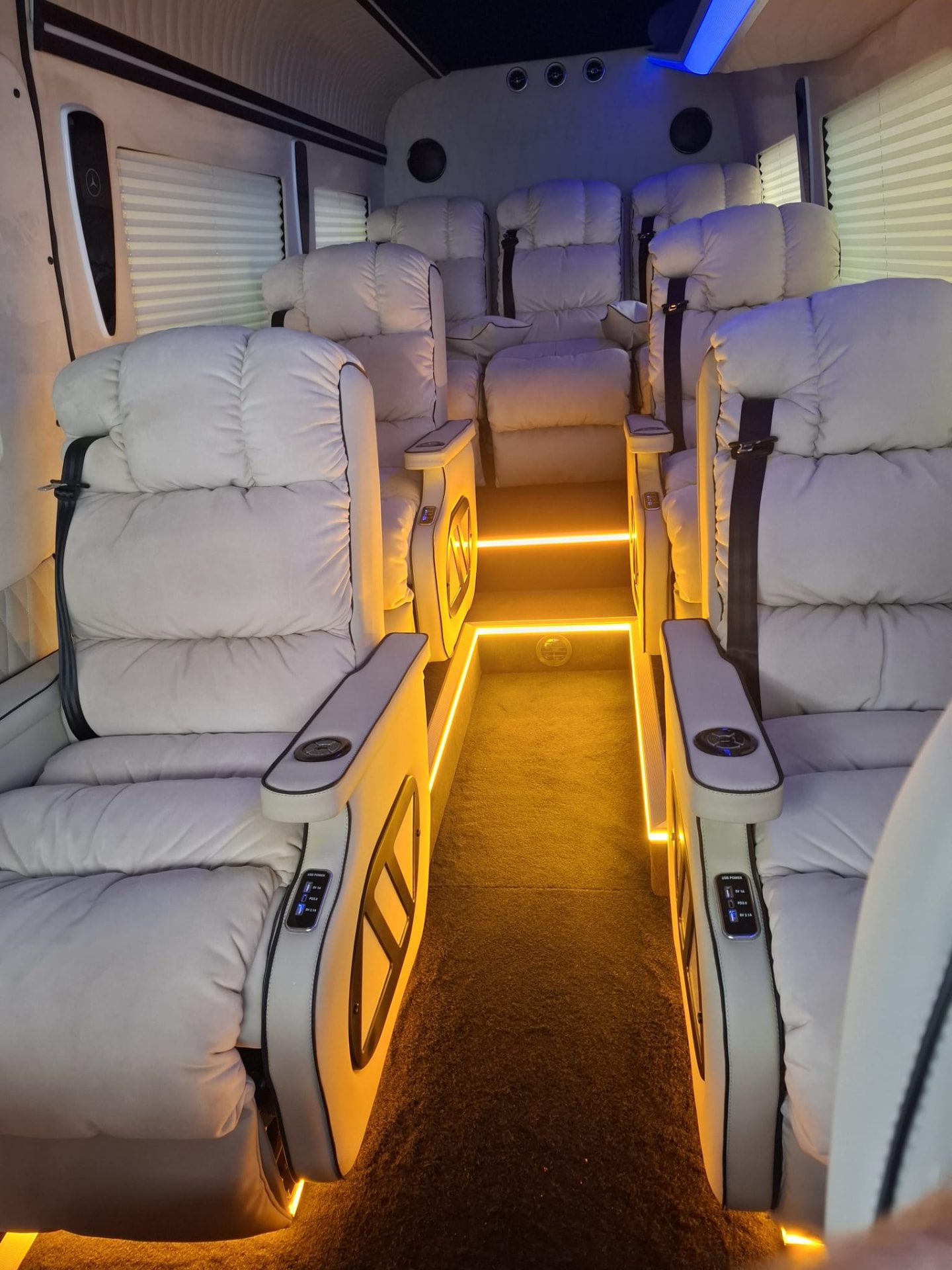 Wnętrze busa premium — skórzane fotele VIP z podświetleniem LED