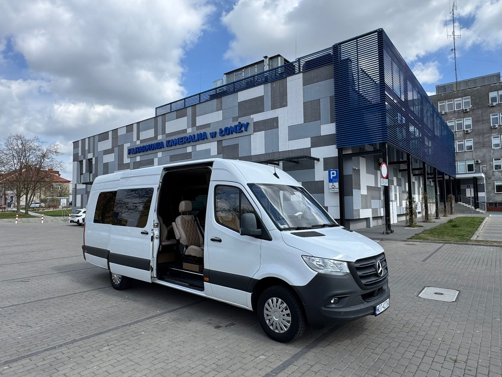 Biały Mercedes-Benz Sprinter przed Filharmonią Kameralną w Łomży