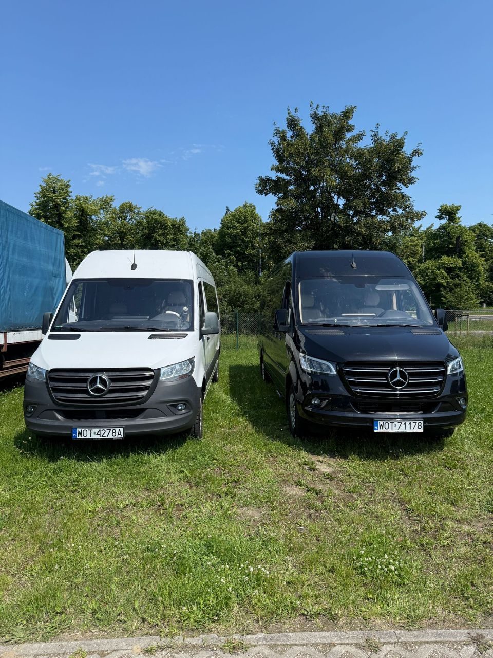 Biały i czarny Mercedes-Benz Sprinter — flota busów Angel Tour